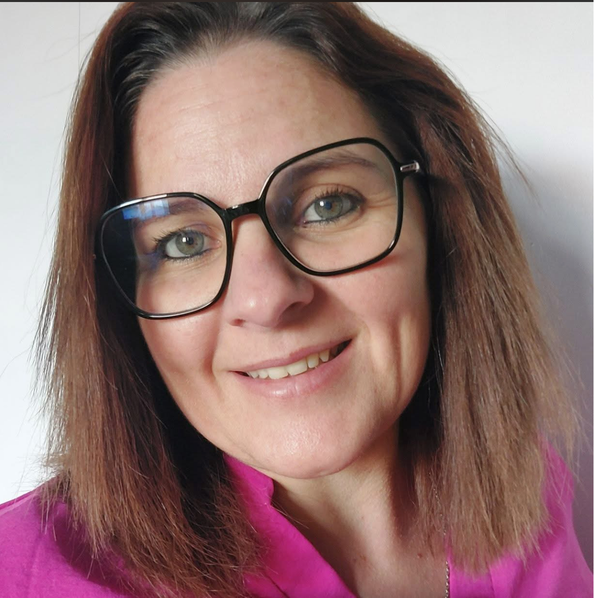 Sophie, créatrice de bijoux artisanaux en pierres naturelles — Sophralya